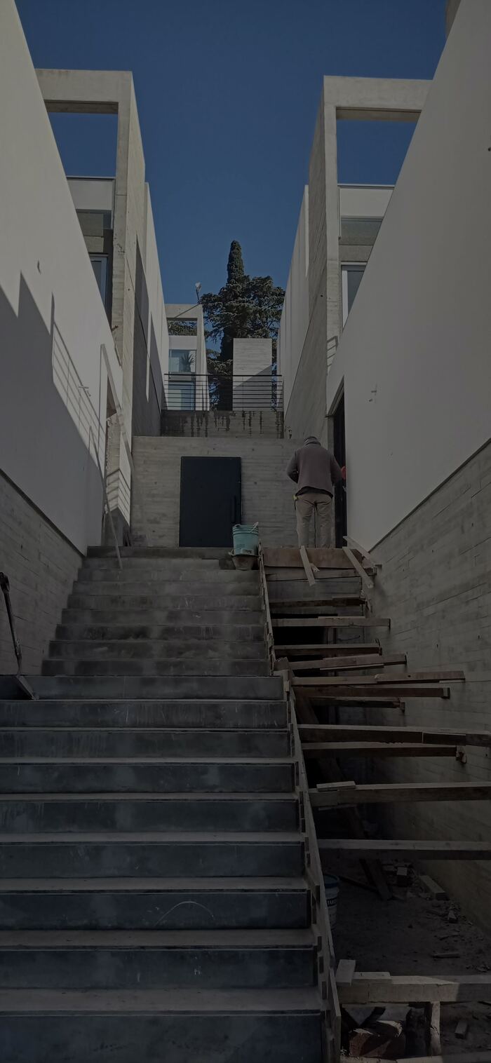 Escalera de hormigón hacia acceso, obra en proceso