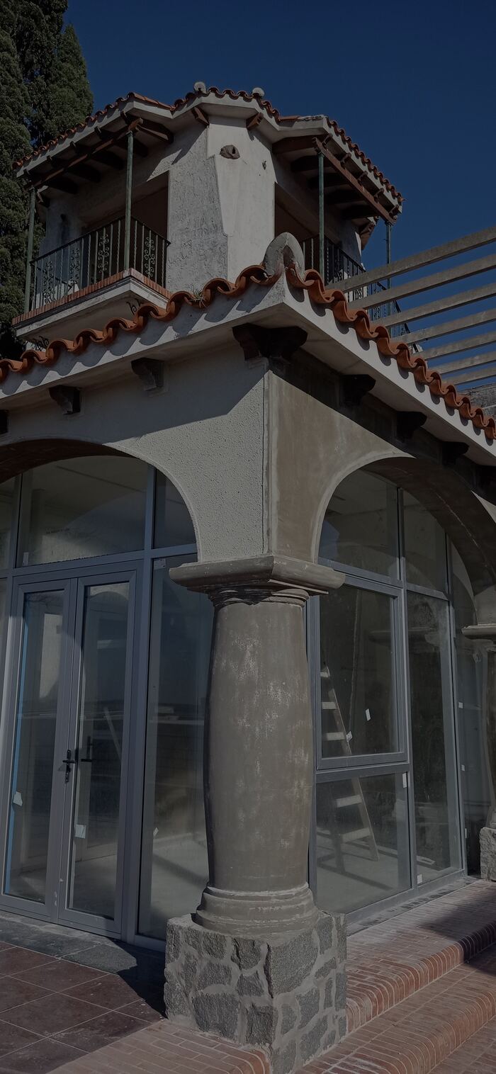 Detalle de terminaciones en obra, galería con arcos y columna